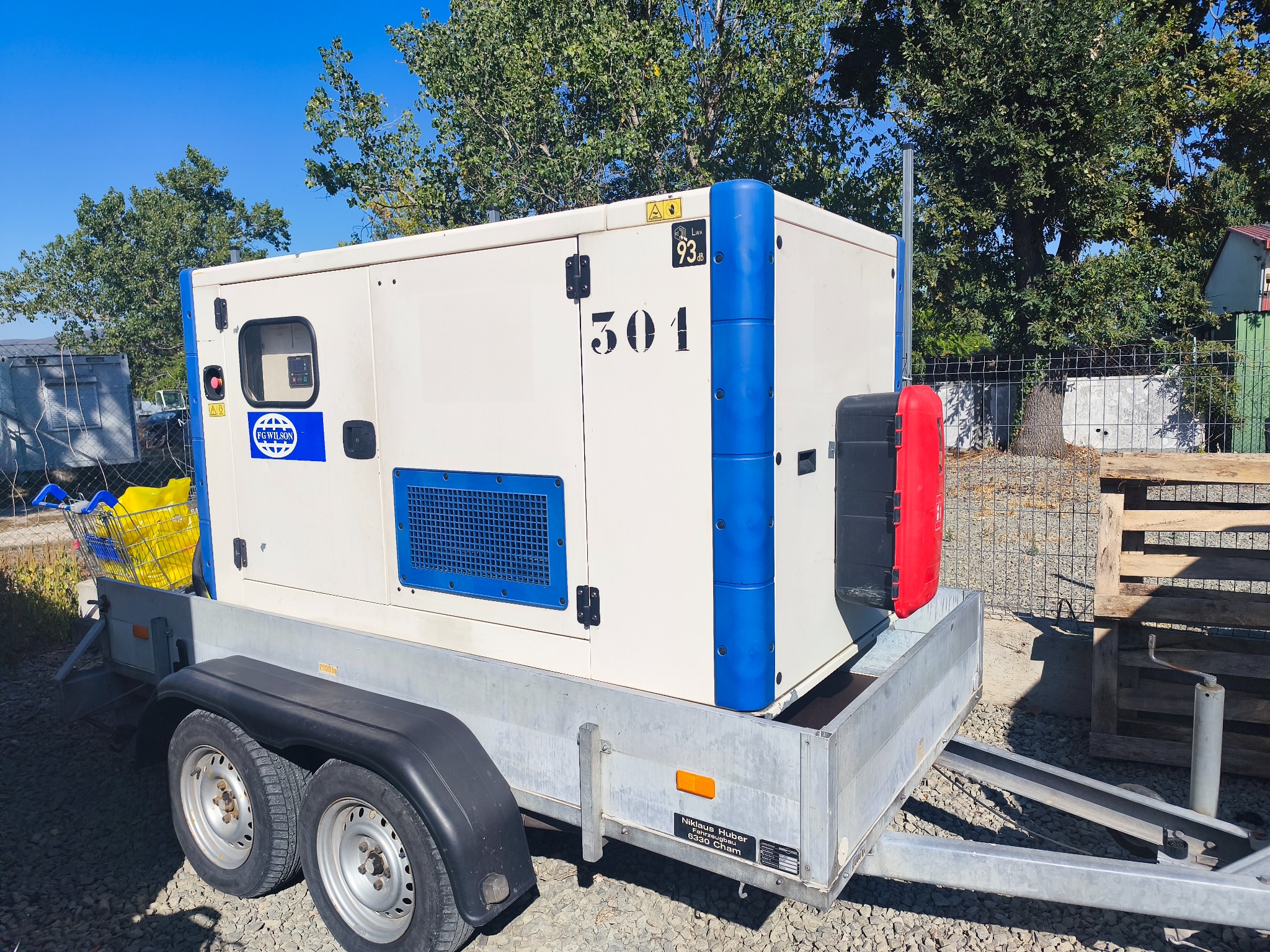 Bérelhető 70 kW-os mobil áramfejlesztő oldalnézetből